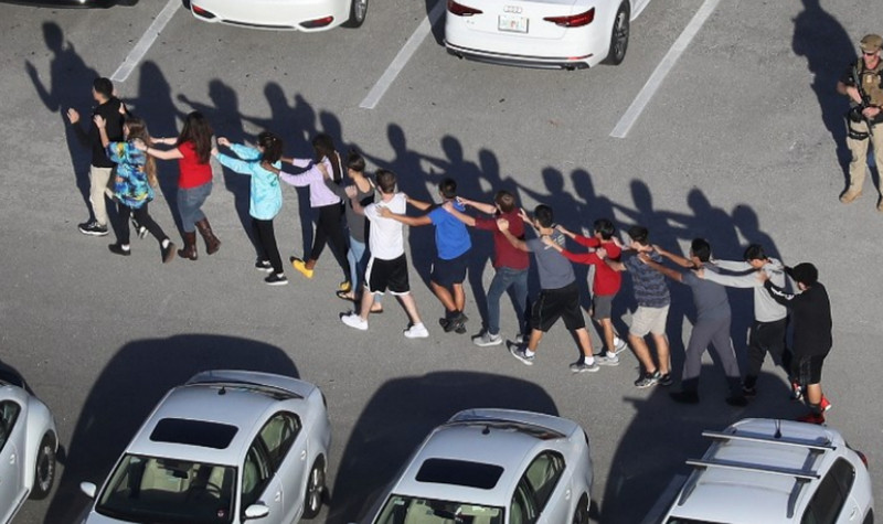 เด็กมะกันกราดยิงสังหารหมู่ในโรงเรียนมัธยมปลายรัฐฟลอริดาในวันวาเลนไทน์