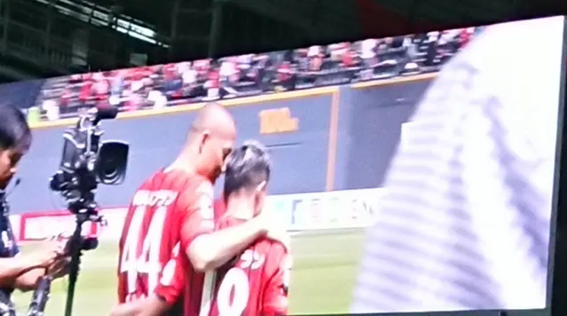 ชินจิ โอโนะโอบไหล่ชนาธิป