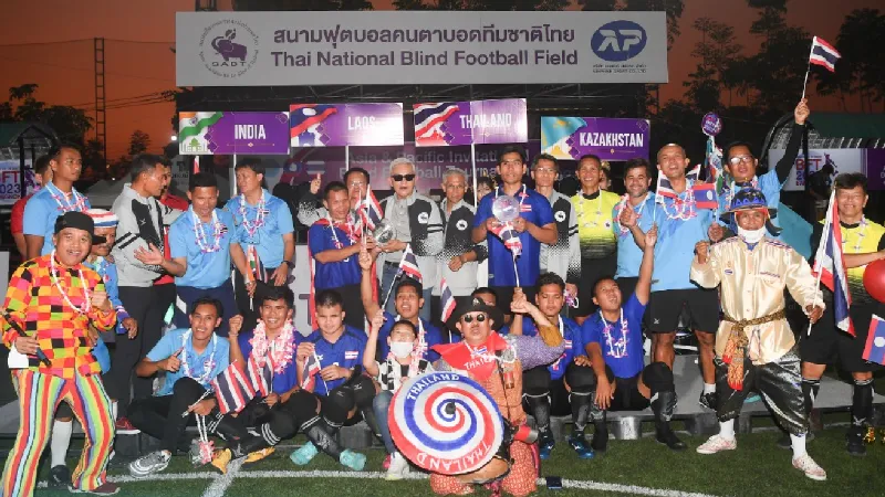ทัพนักเตะตาบอดไทยคว้าแชมป์ 4 เส้า หลังจากดวลจุดโทษเฉือนลาวไป 3-2
